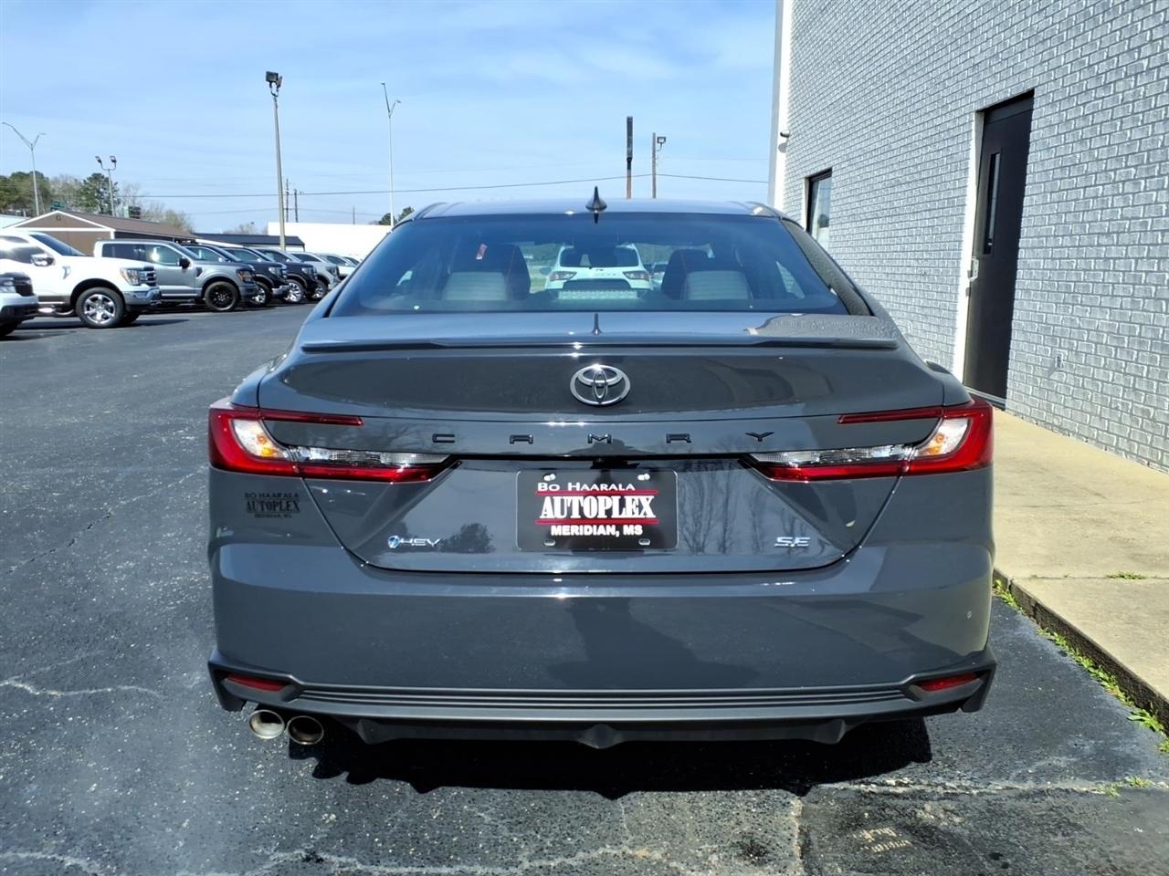 Toyota Camry Hybrid SE 2025