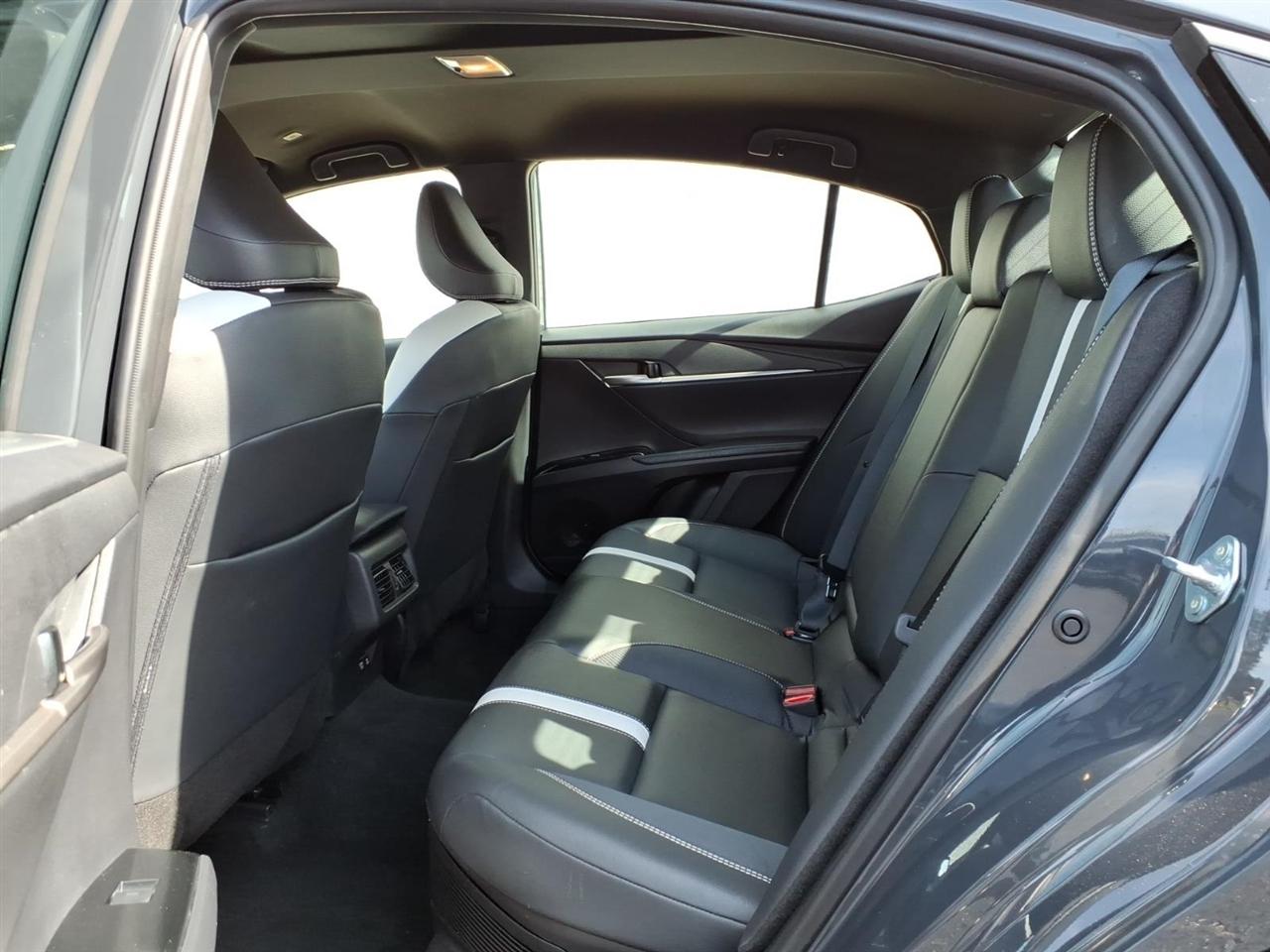 Toyota Camry Hybrid SE 2025