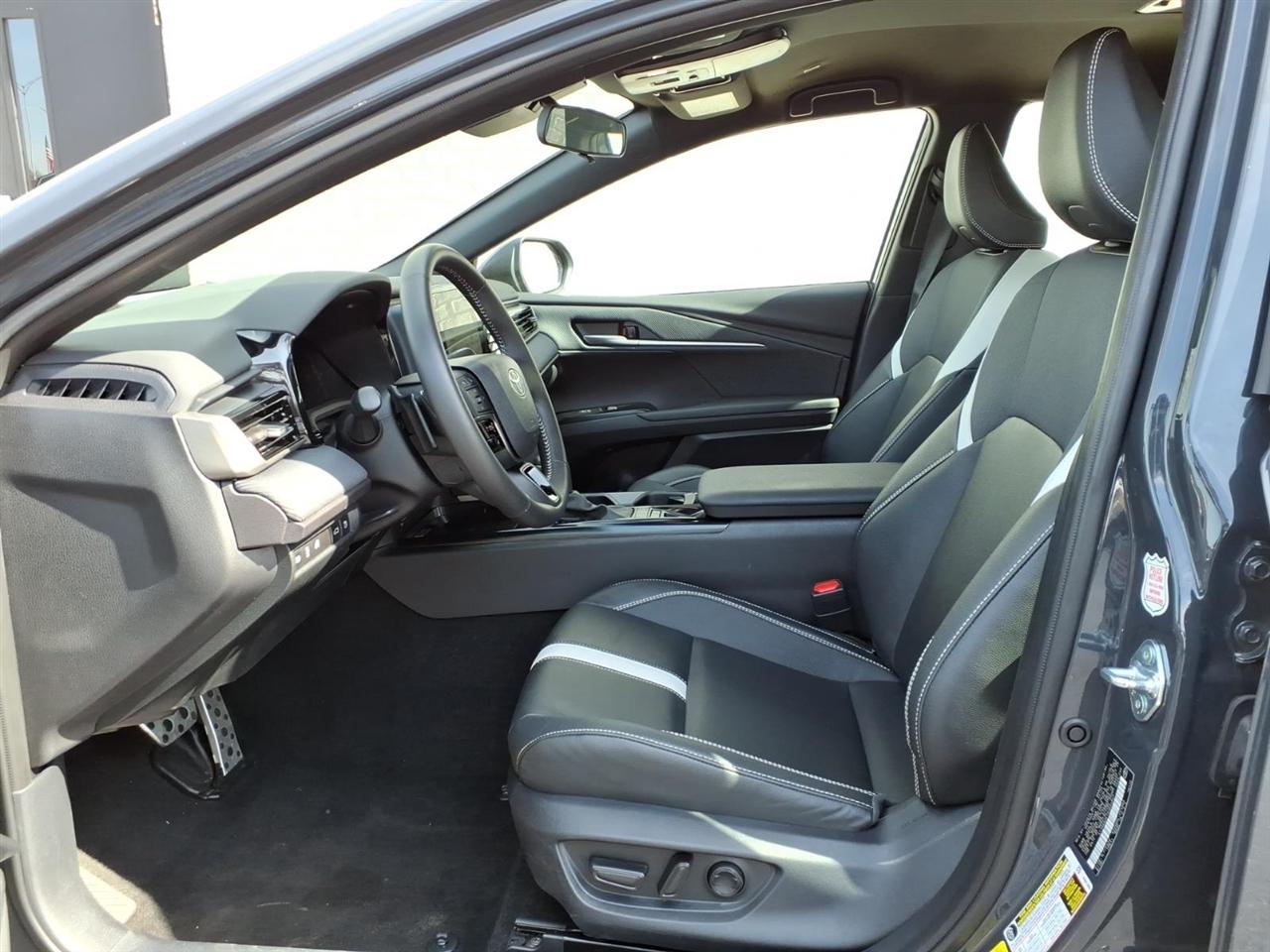 Toyota Camry Hybrid SE 2025