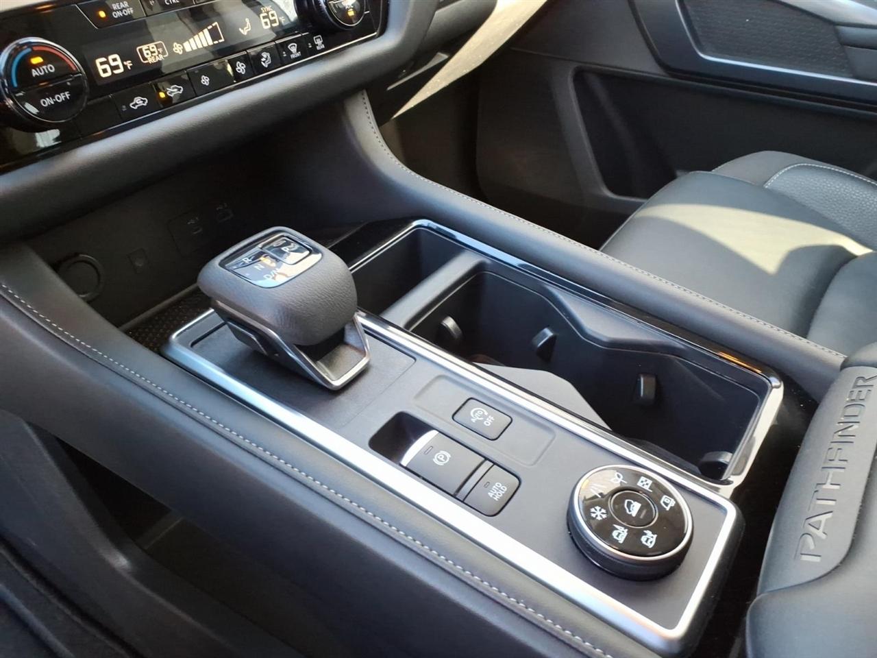 Nissan Pathfinder SL 2025