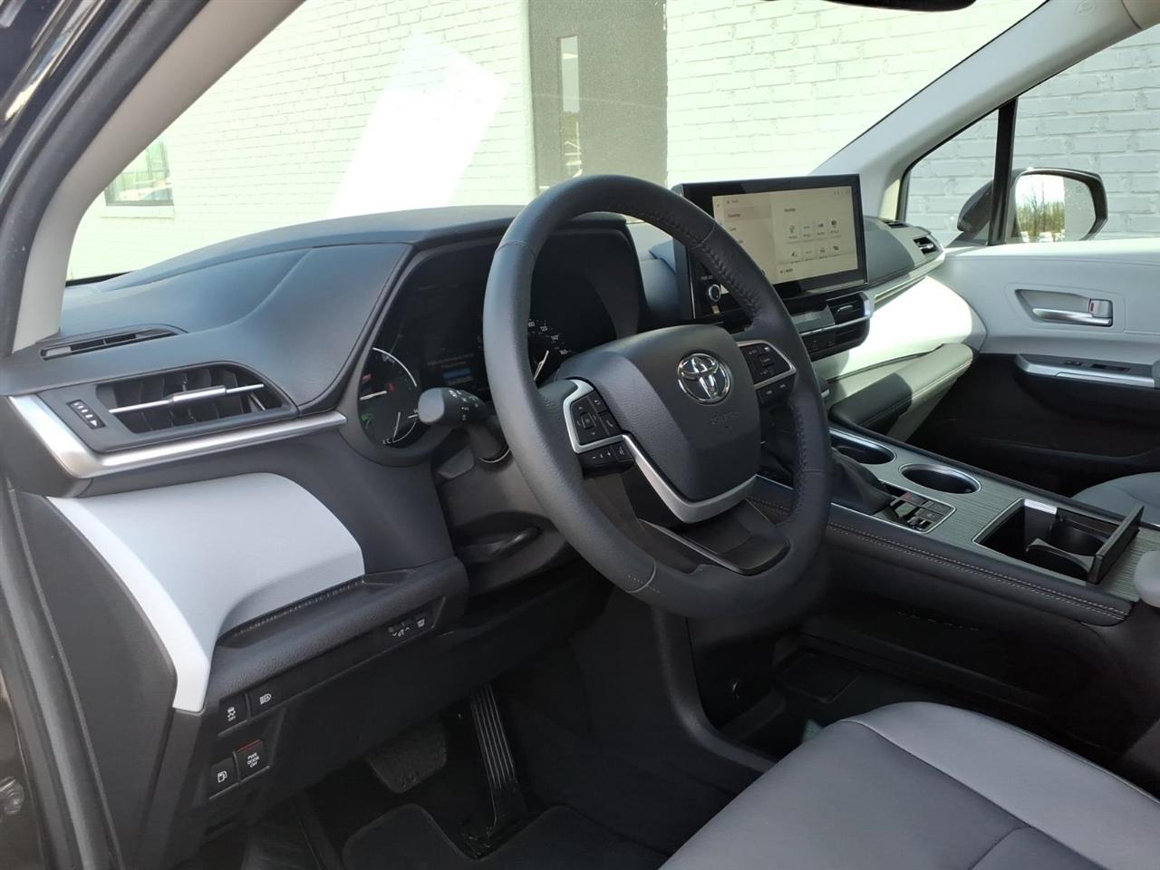 Toyota Sienna XLE 7-Passenger 2025