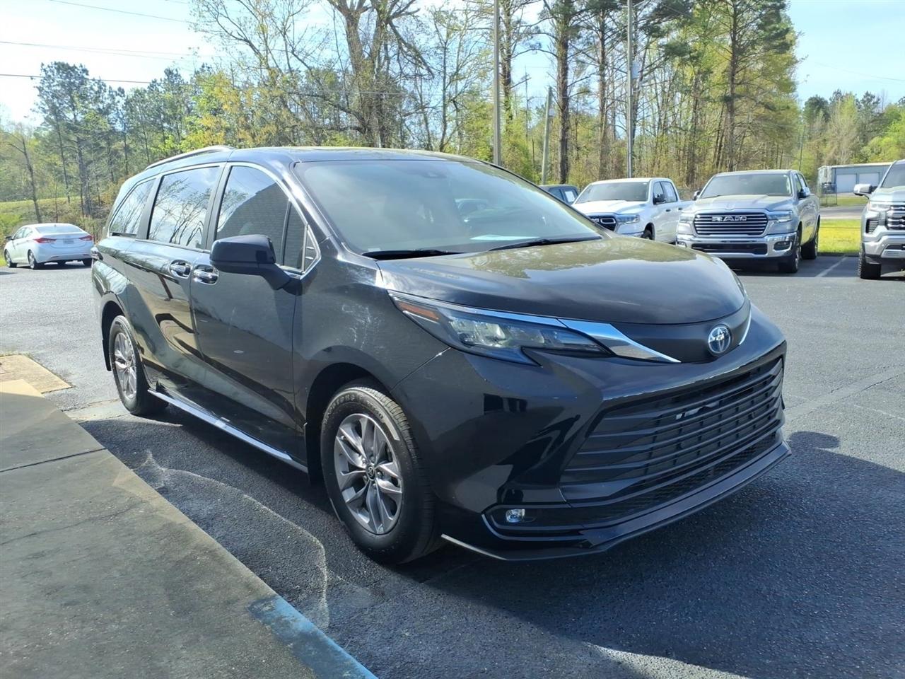 Toyota Sienna XLE 7-Passenger 2025
