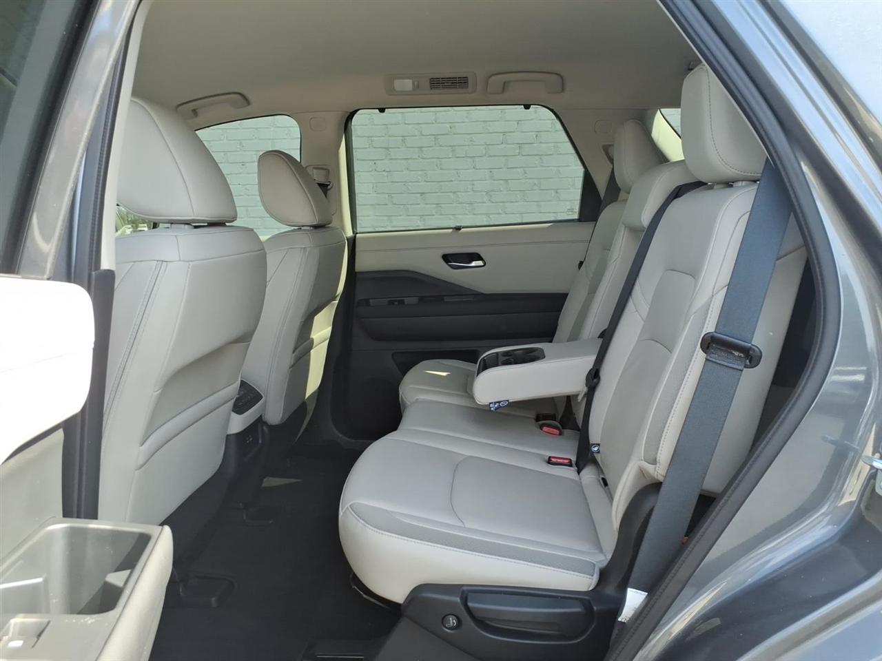 Nissan Pathfinder SL 2025