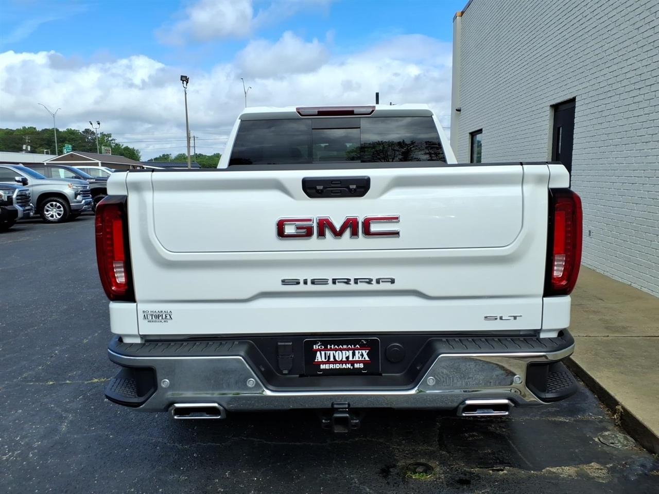 GMC Sierra 1500 SLT Crew Cab 4WD 2026