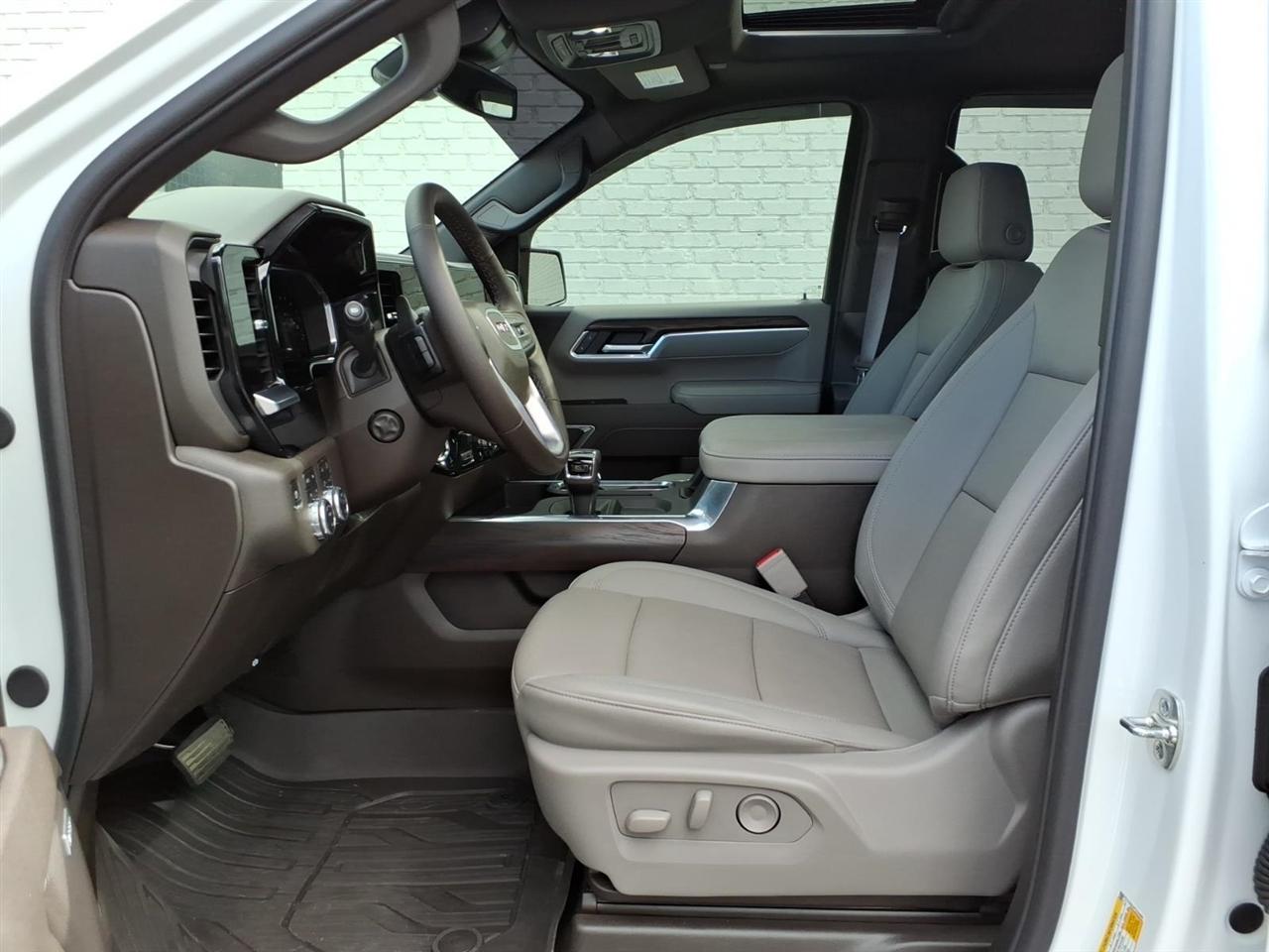 GMC Sierra 1500 SLT Crew Cab 4WD 2026