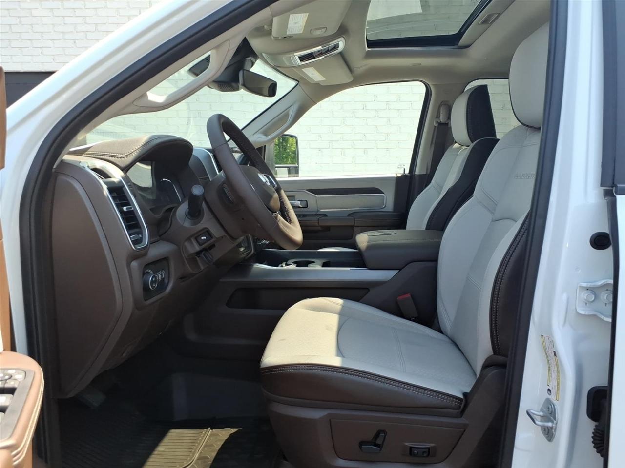 RAM 2500 Laramie Crew Cab 4WD 2025