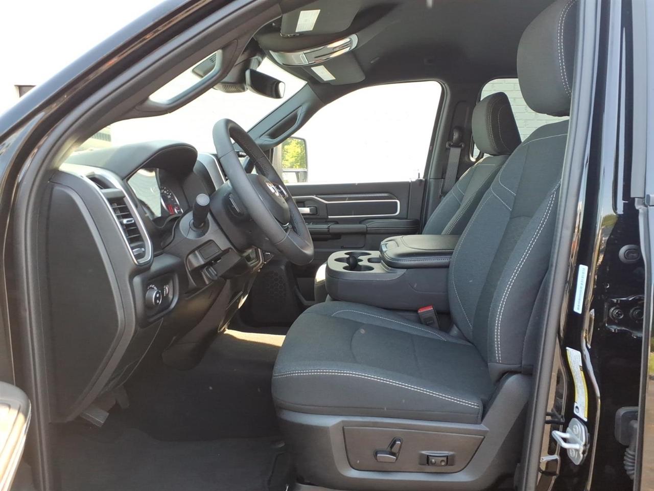 RAM 2500 Big Horn Crew Cab 4WD 2026