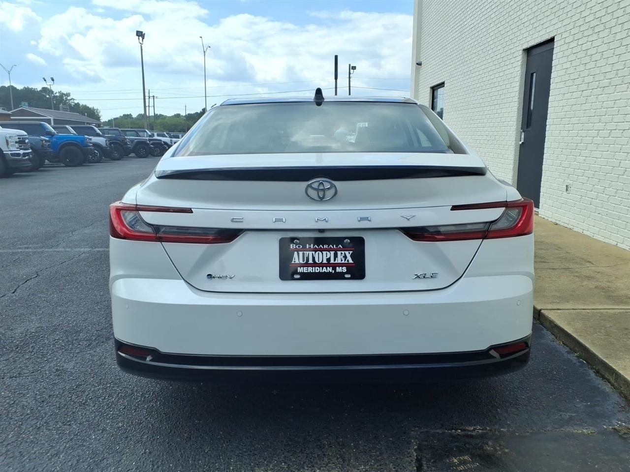 Toyota Camry Hybrid  2025