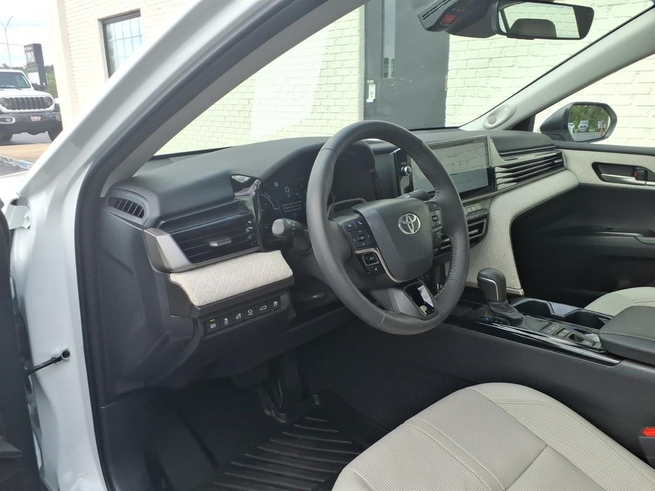 Toyota Camry Hybrid  2025