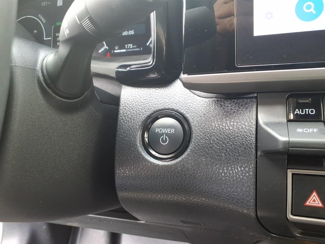Toyota Camry Hybrid  2025