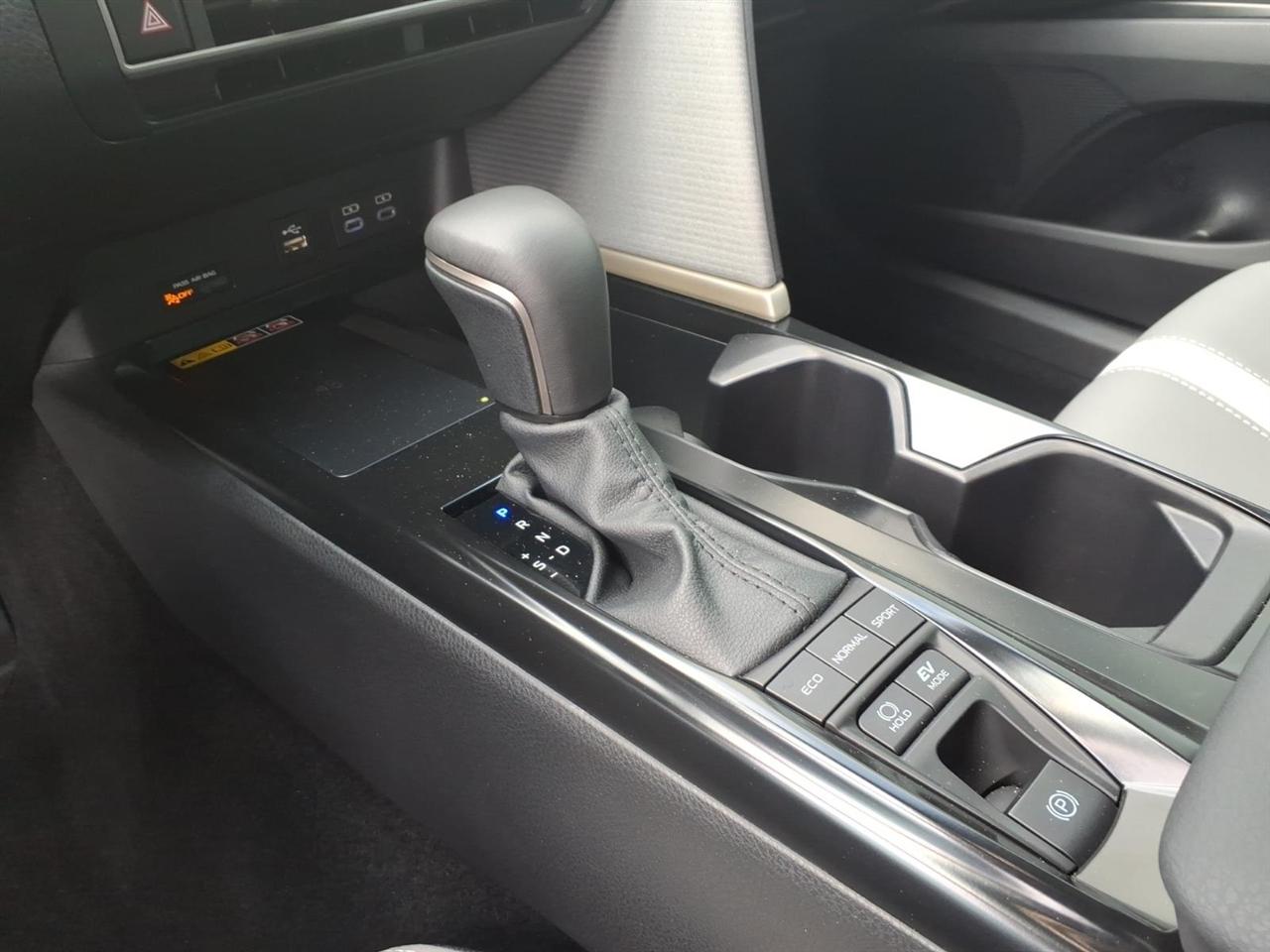 Toyota Camry Hybrid  2026