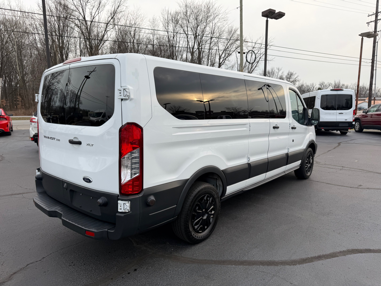 Ford Transit Wagon T-350 148" Low Roof XLT Swing-Out RH Dr 2017