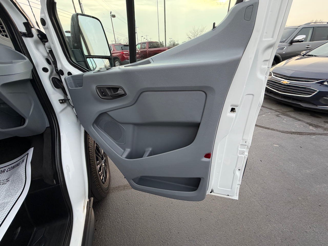 Ford Transit Wagon T-350 148" Low Roof XLT Swing-Out RH Dr 2017