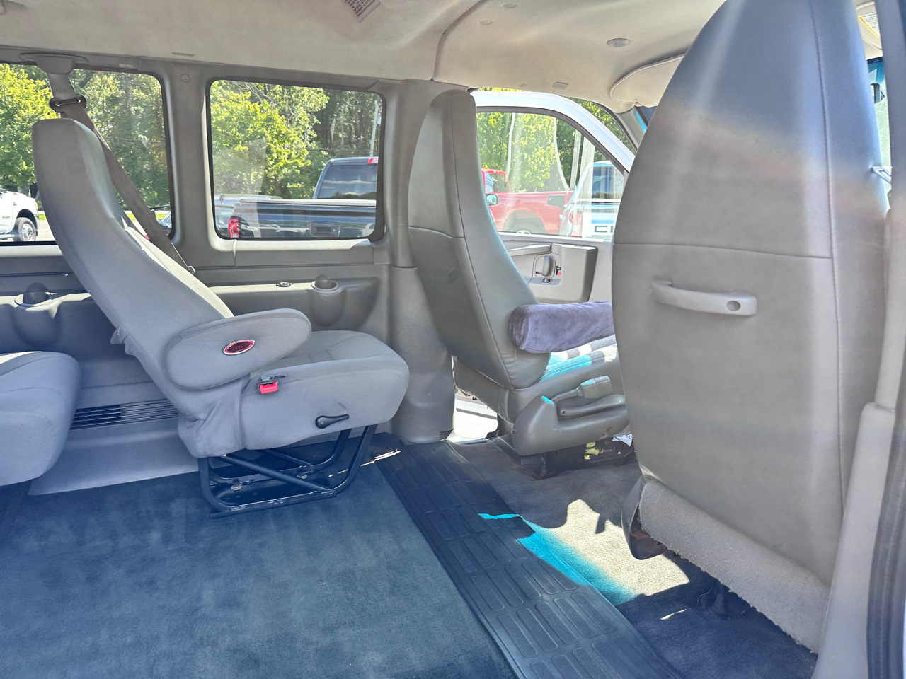 2014 Chevrolet Express Passenger LT photo 14