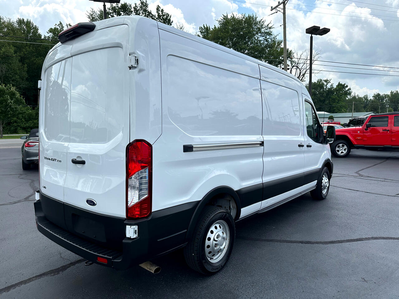 Ford Transit Cargo Van T-250 130" Med Rf 9070 GVWR AWD 2022 Ford Transit Cargo Van T-250 130" Med Rf 9070 GVWR AWD 2022