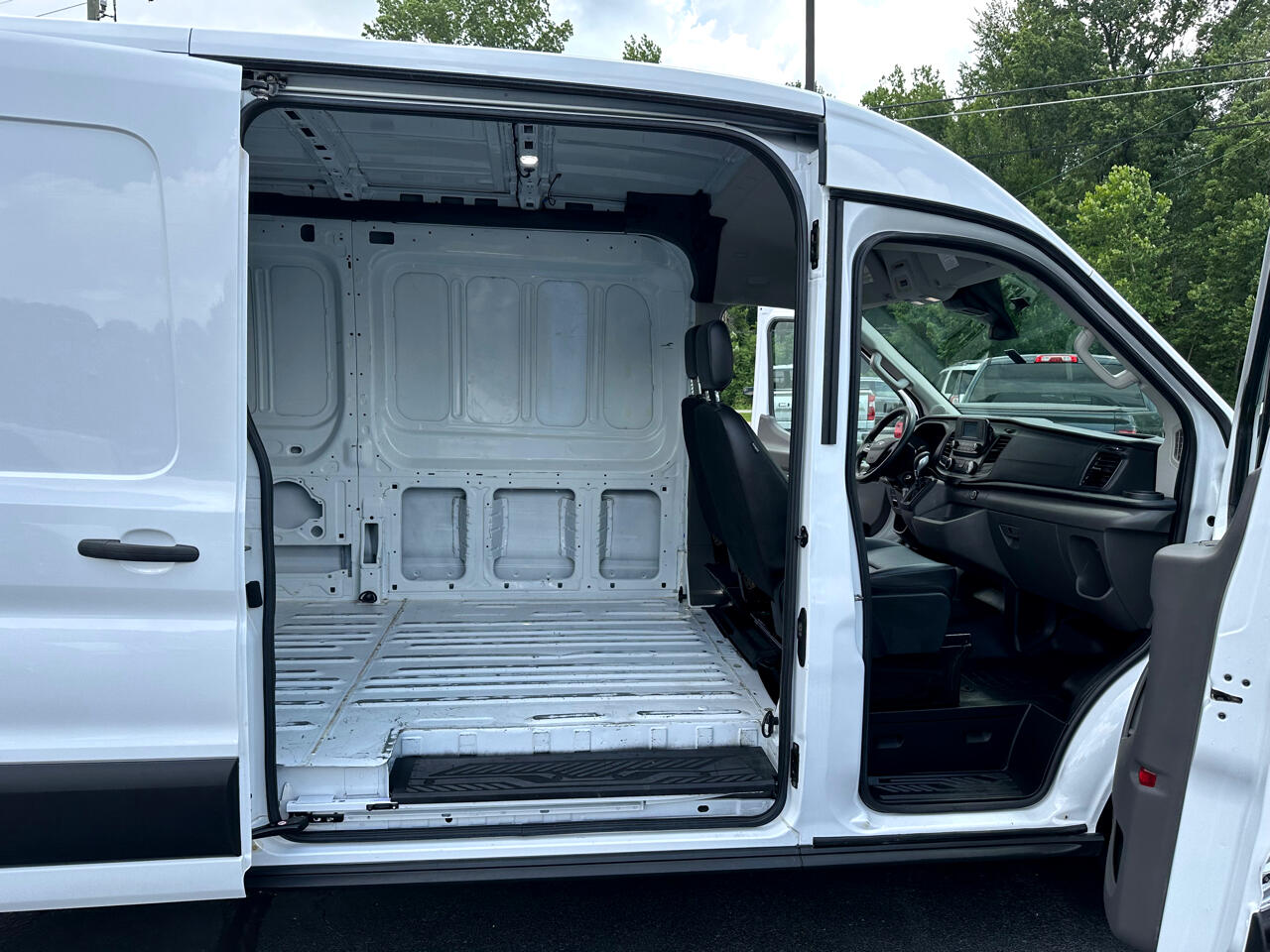 Ford Transit Cargo Van T-250 130" Med Rf 9070 GVWR AWD 2022 Ford Transit Cargo Van T-250 130" Med Rf 9070 GVWR AWD 2022