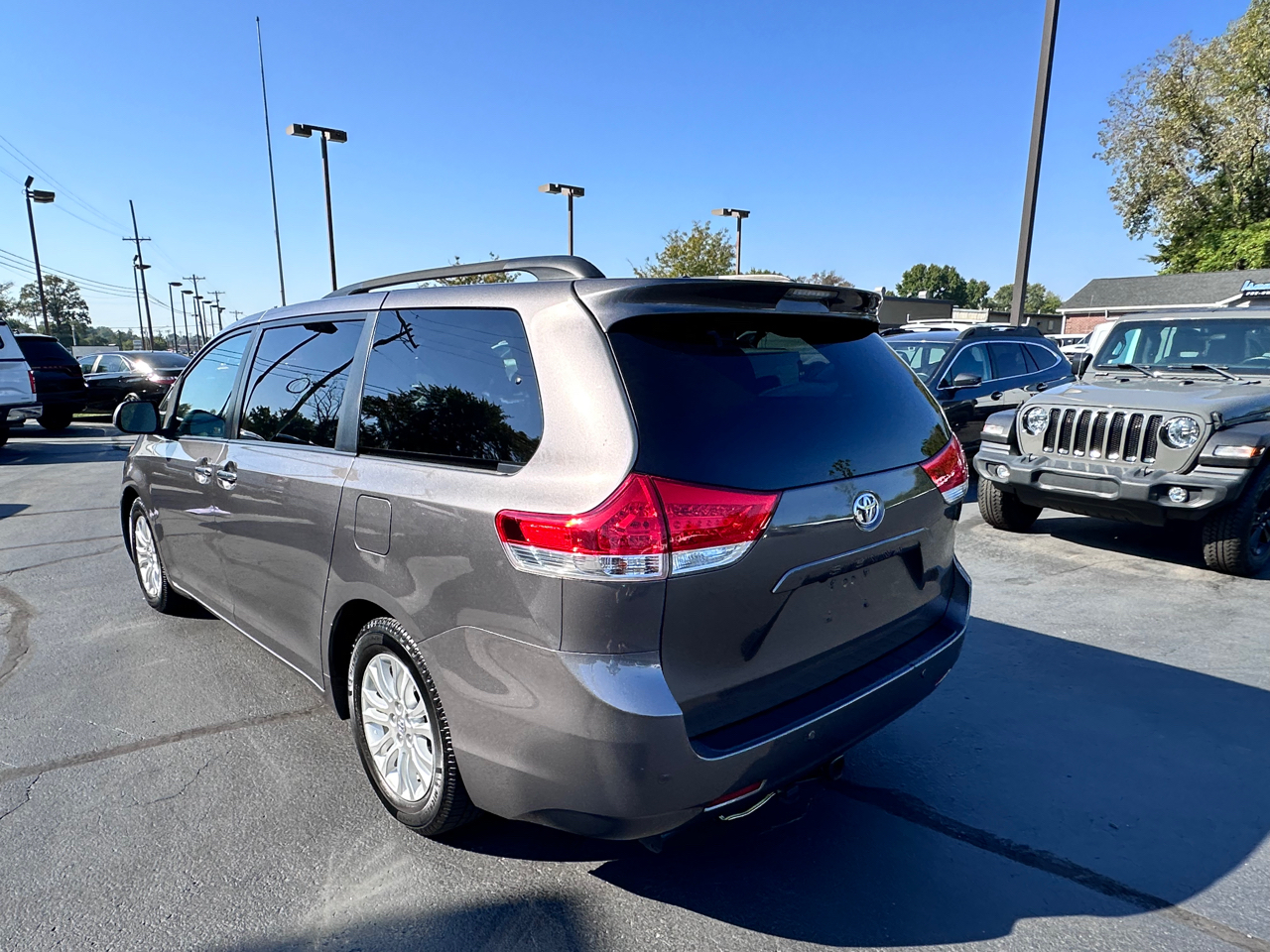 2011 Toyota Sienna XLE photo 2