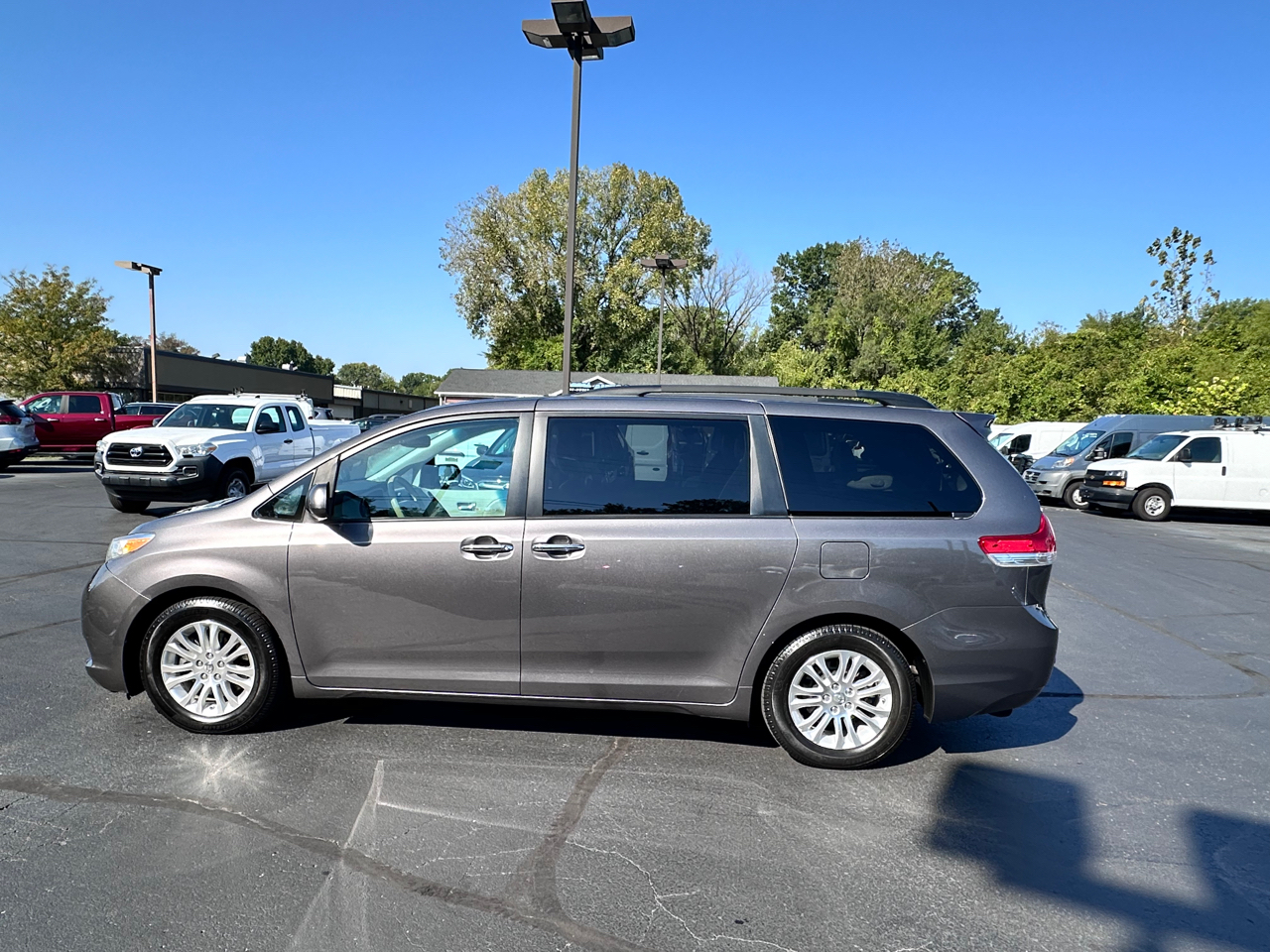 2011 Toyota Sienna XLE photo 3