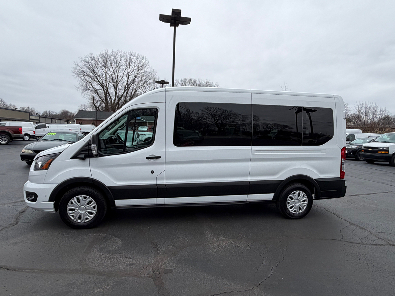 Ford Transit Passenger Wagon T-350 148" Med Roof XLT RWD 2023