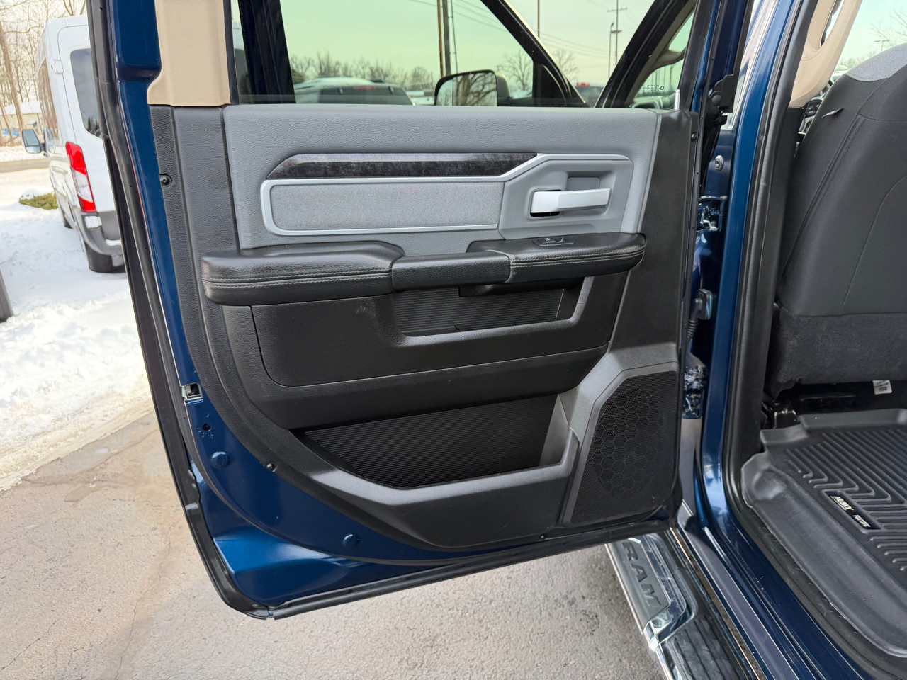 RAM 2500 Big Horn 4x4 Crew Cab 6'4" Box 2019