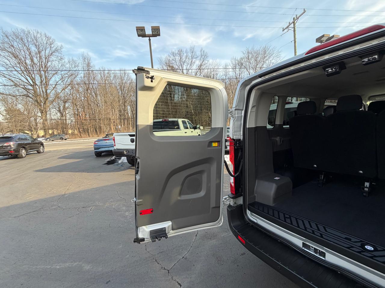 Ford Transit Passenger Wagon T-350 148" Low Roof XLT RWD 2020