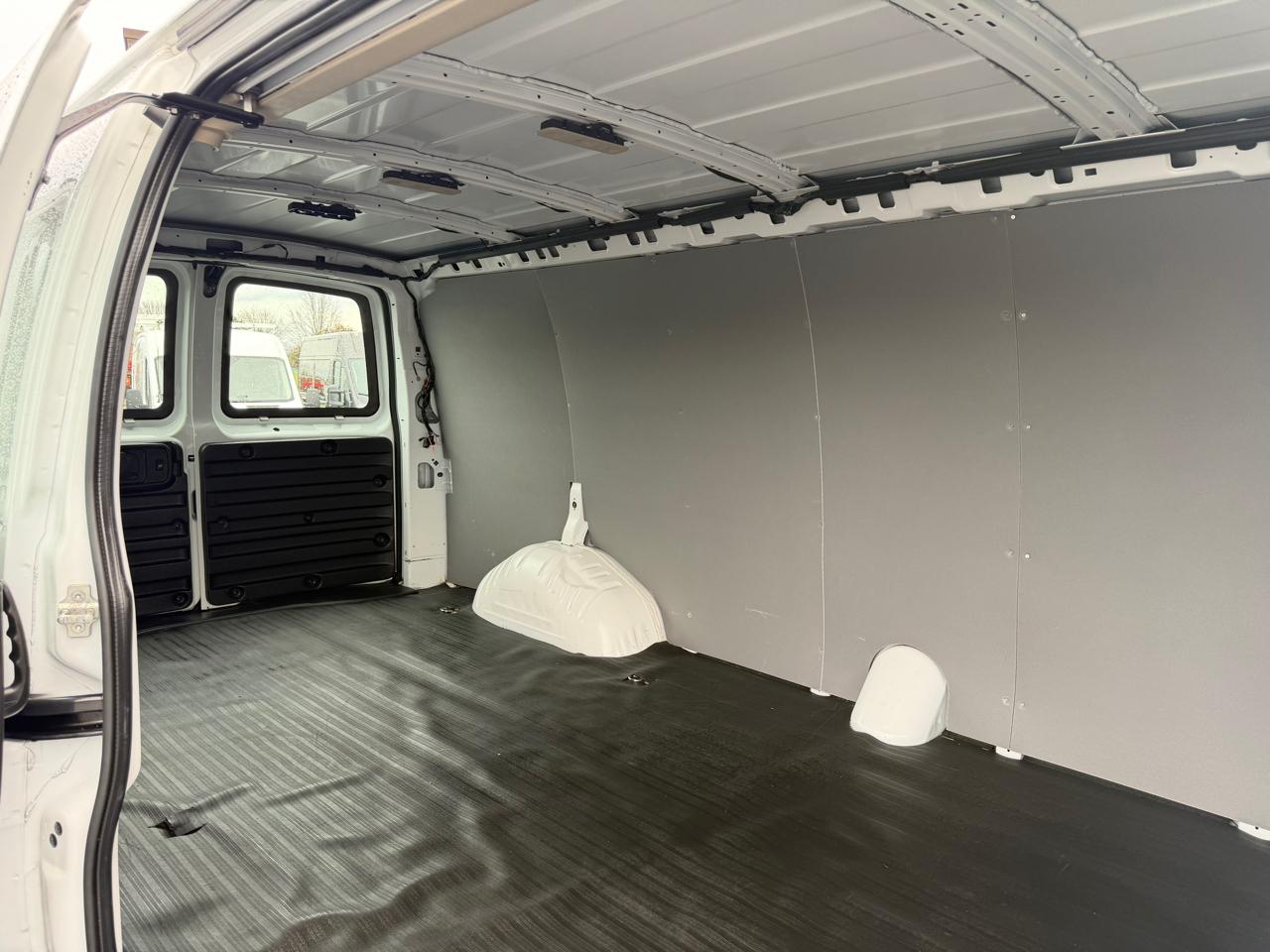 Chevrolet Express Cargo Van RWD 2500 155" 2021