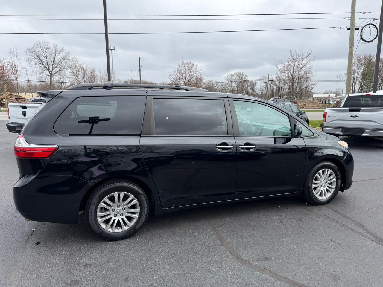 Toyota Sienna XLE Auto Access Seat FWD 7-Passenger (Natl) 2017
