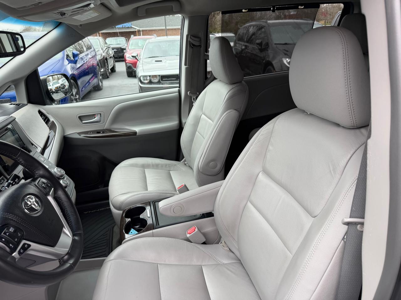 Toyota Sienna XLE Auto Access Seat FWD 7-Passenger (Natl) 2017