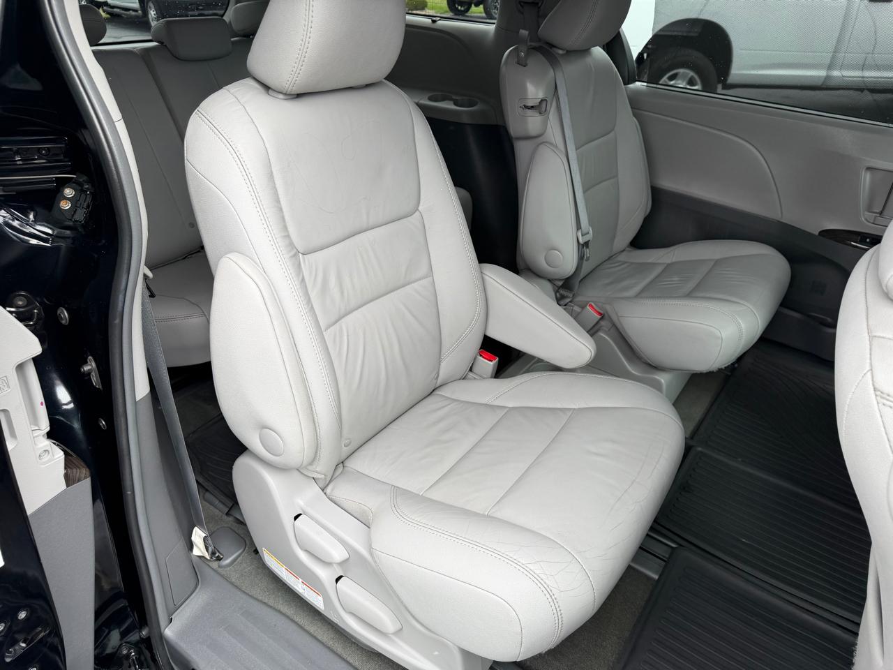 Toyota Sienna XLE Auto Access Seat FWD 7-Passenger (Natl) 2017