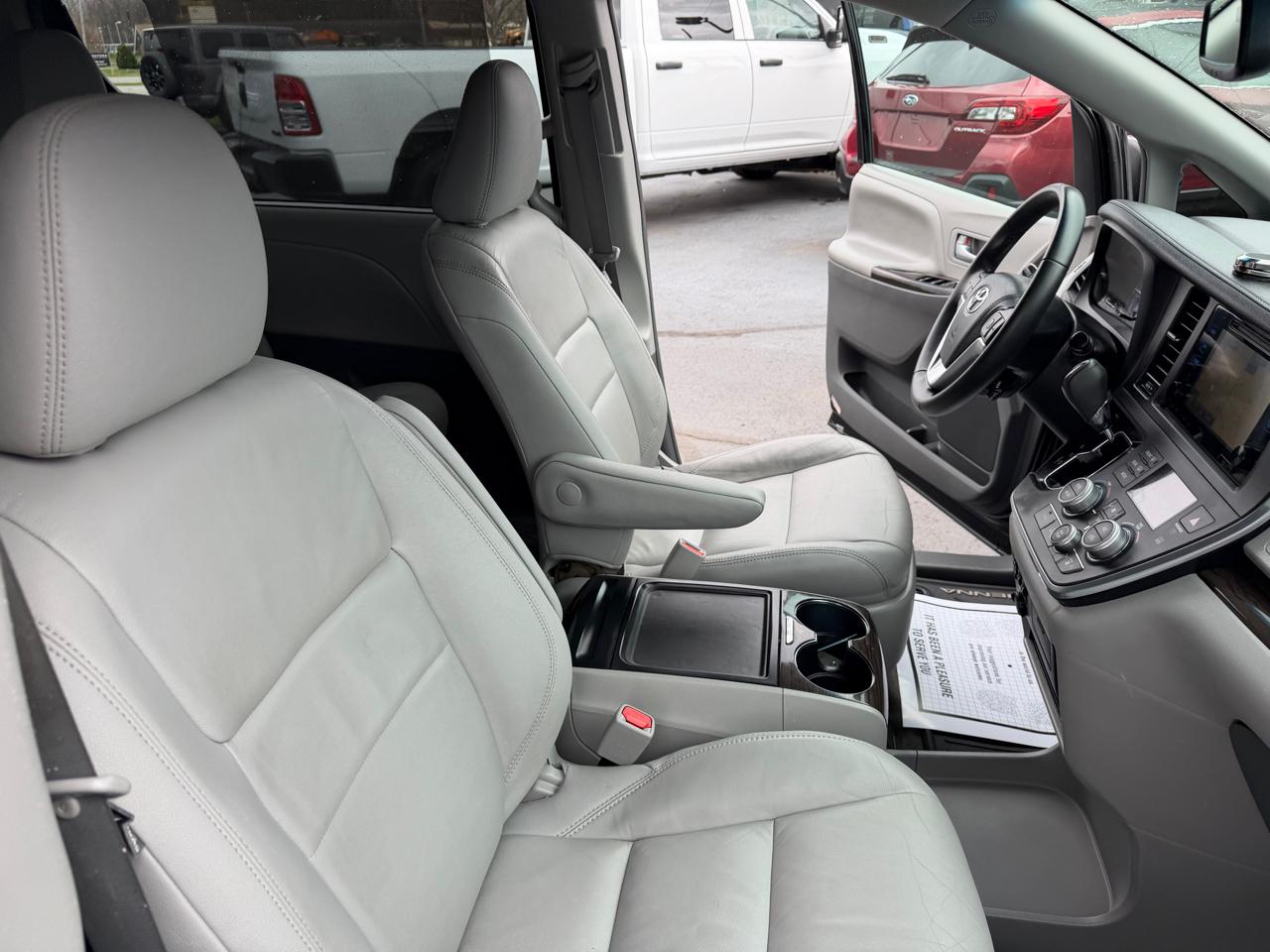 Toyota Sienna XLE Auto Access Seat FWD 7-Passenger (Natl) 2017