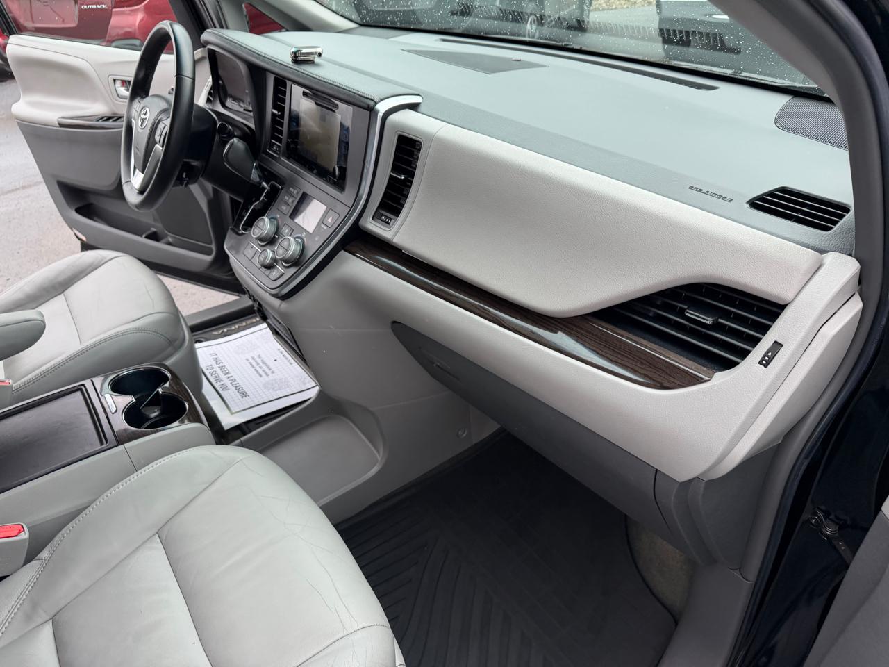 Toyota Sienna XLE Auto Access Seat FWD 7-Passenger (Natl) 2017