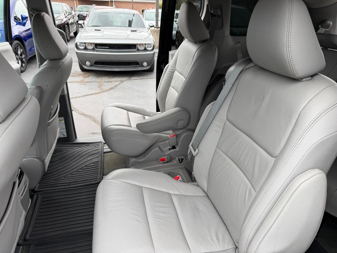 Toyota Sienna XLE Auto Access Seat FWD 7-Passenger (Natl) 2017