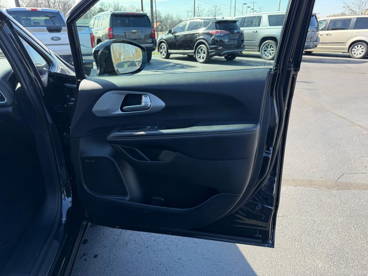 Chrysler Pacifica Limited FWD 2019