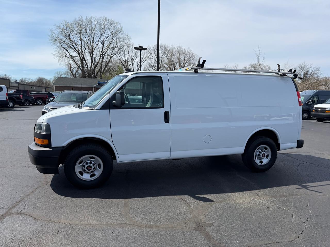 GMC Savana Cargo Van RWD 2500 135" 2022