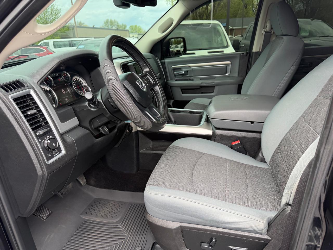 RAM 1500 Big Horn 4x4 Crew Cab 5'7" Box 2017