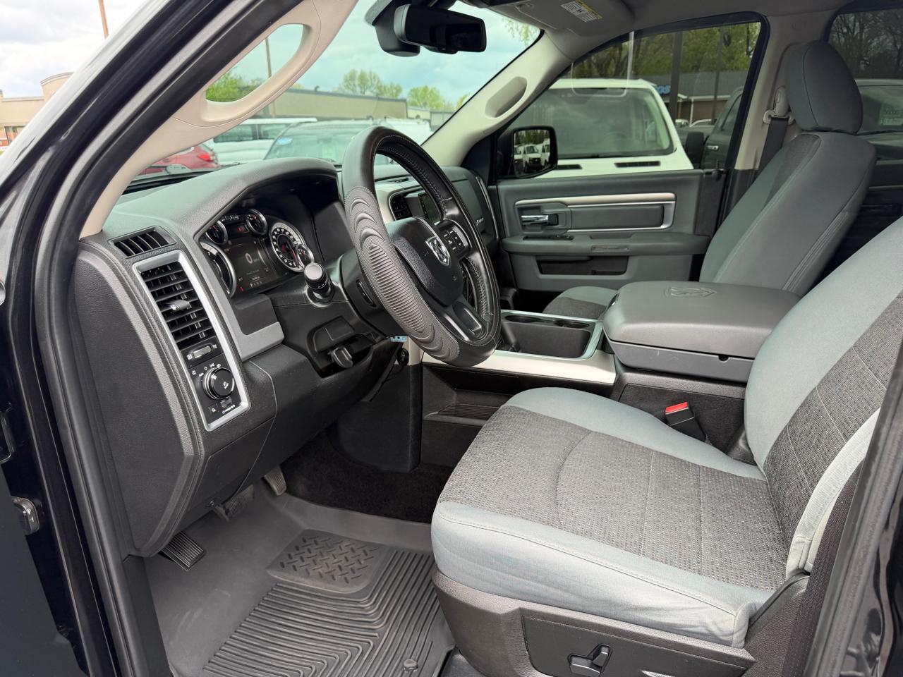 RAM 1500 Big Horn 4x4 Crew Cab 5'7" Box 2017