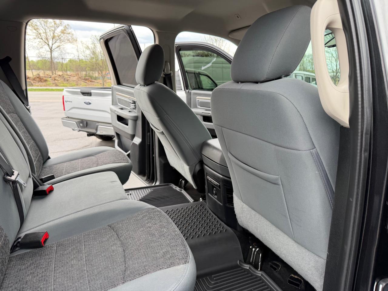 RAM 1500 Big Horn 4x4 Crew Cab 5'7" Box 2017