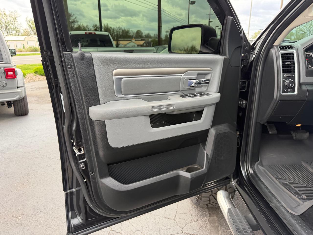 RAM 1500 Big Horn 4x4 Crew Cab 5'7" Box 2017