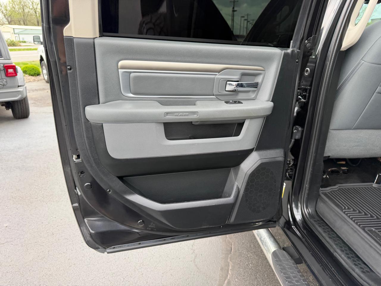 RAM 1500 Big Horn 4x4 Crew Cab 5'7" Box 2017