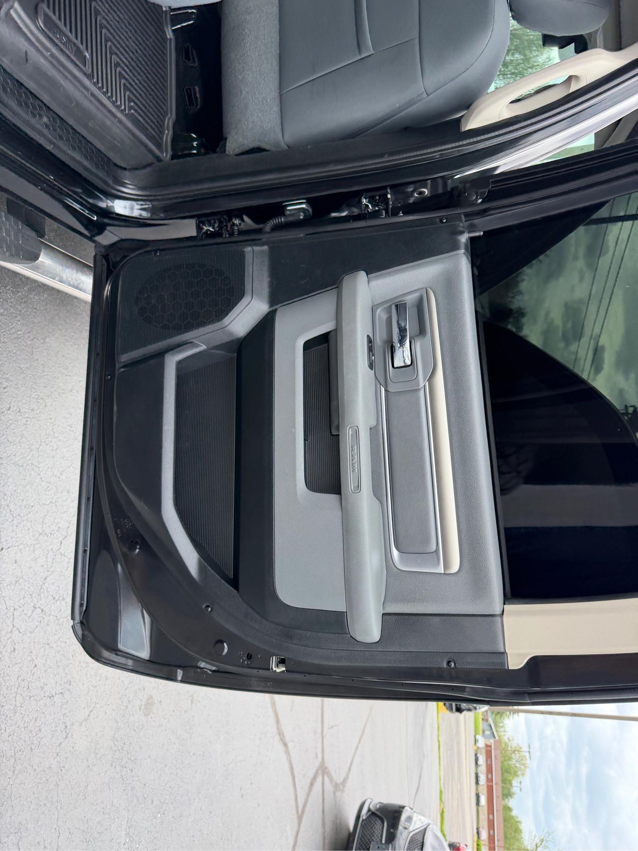 RAM 1500 Big Horn 4x4 Crew Cab 5'7" Box 2017