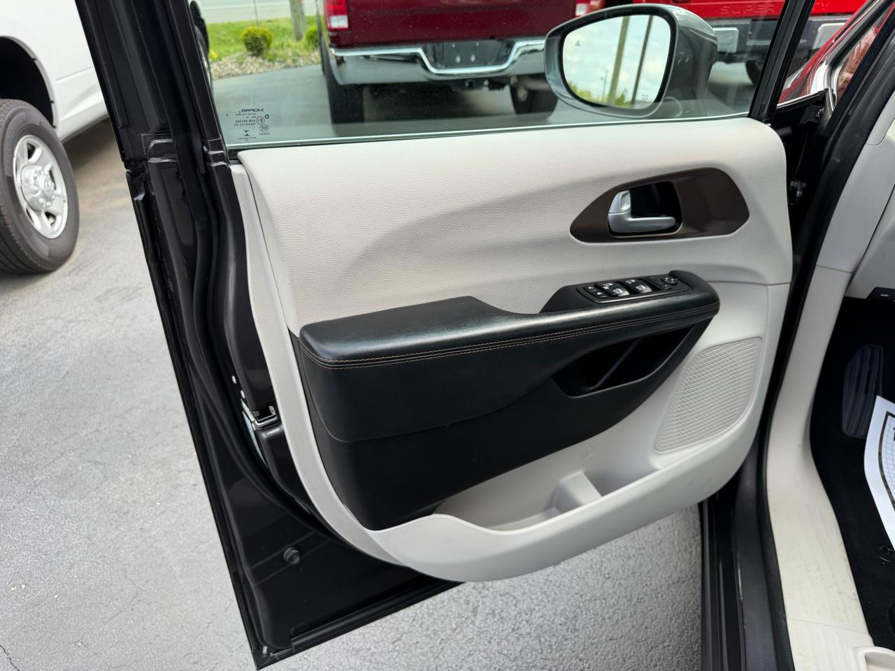 Chrysler Pacifica Touring-L Plus FWD 2017