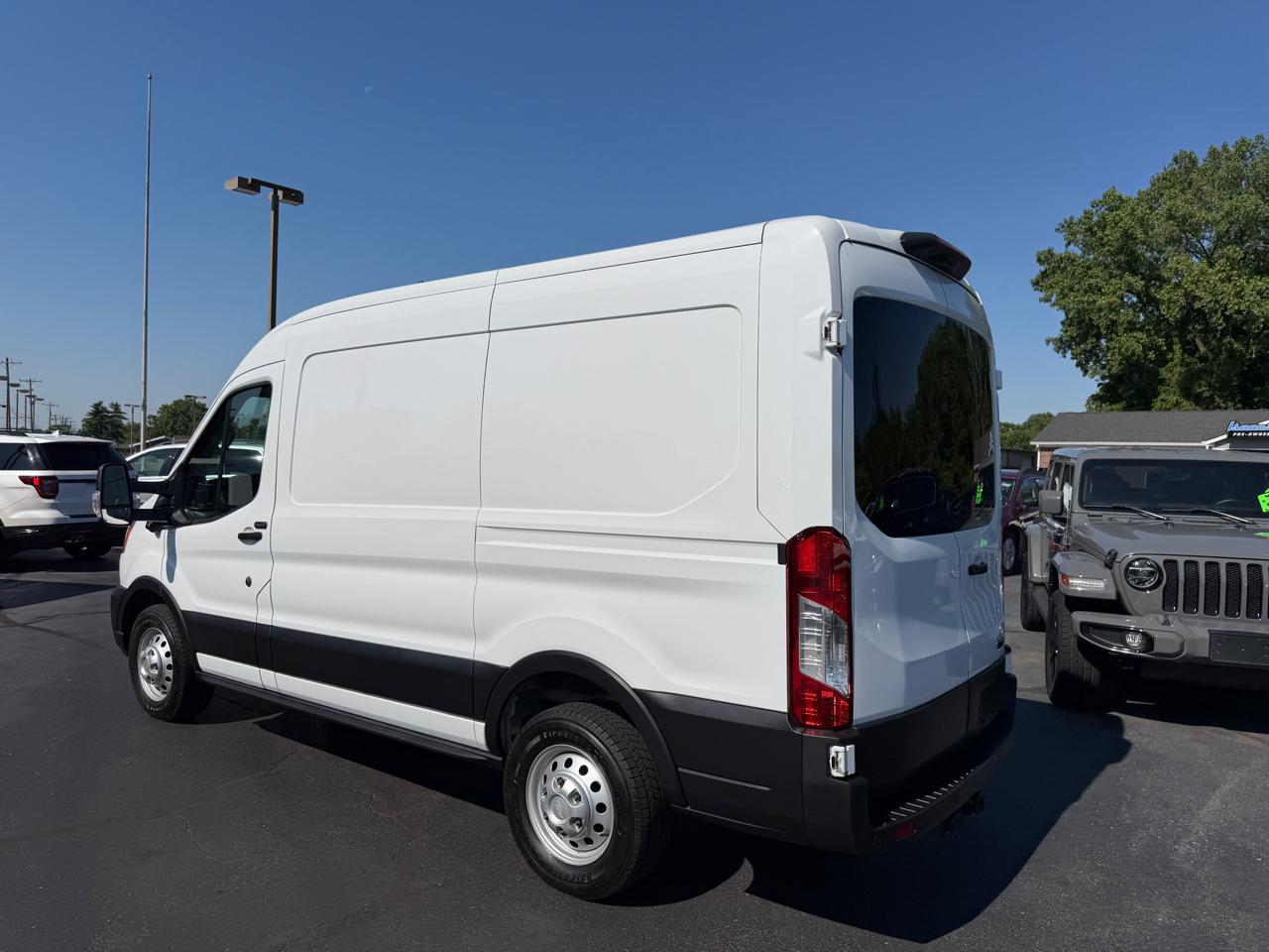 Ford Transit Cargo Van T-250 130" Med Rf 9070 GVWR AWD 2022