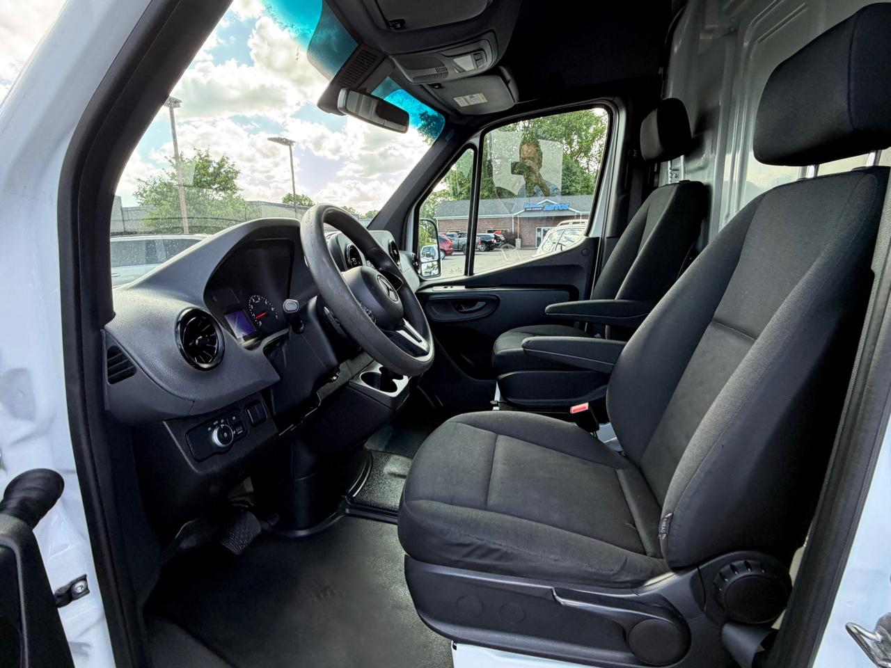 Mercedes-Benz Sprinter Cargo Van 1500 Standard Roof I4 144" RWD 2020