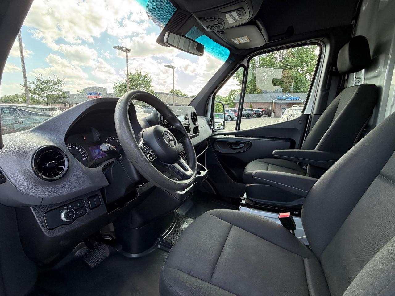 Mercedes-Benz Sprinter Cargo Van 1500 Standard Roof I4 144" RWD 2020