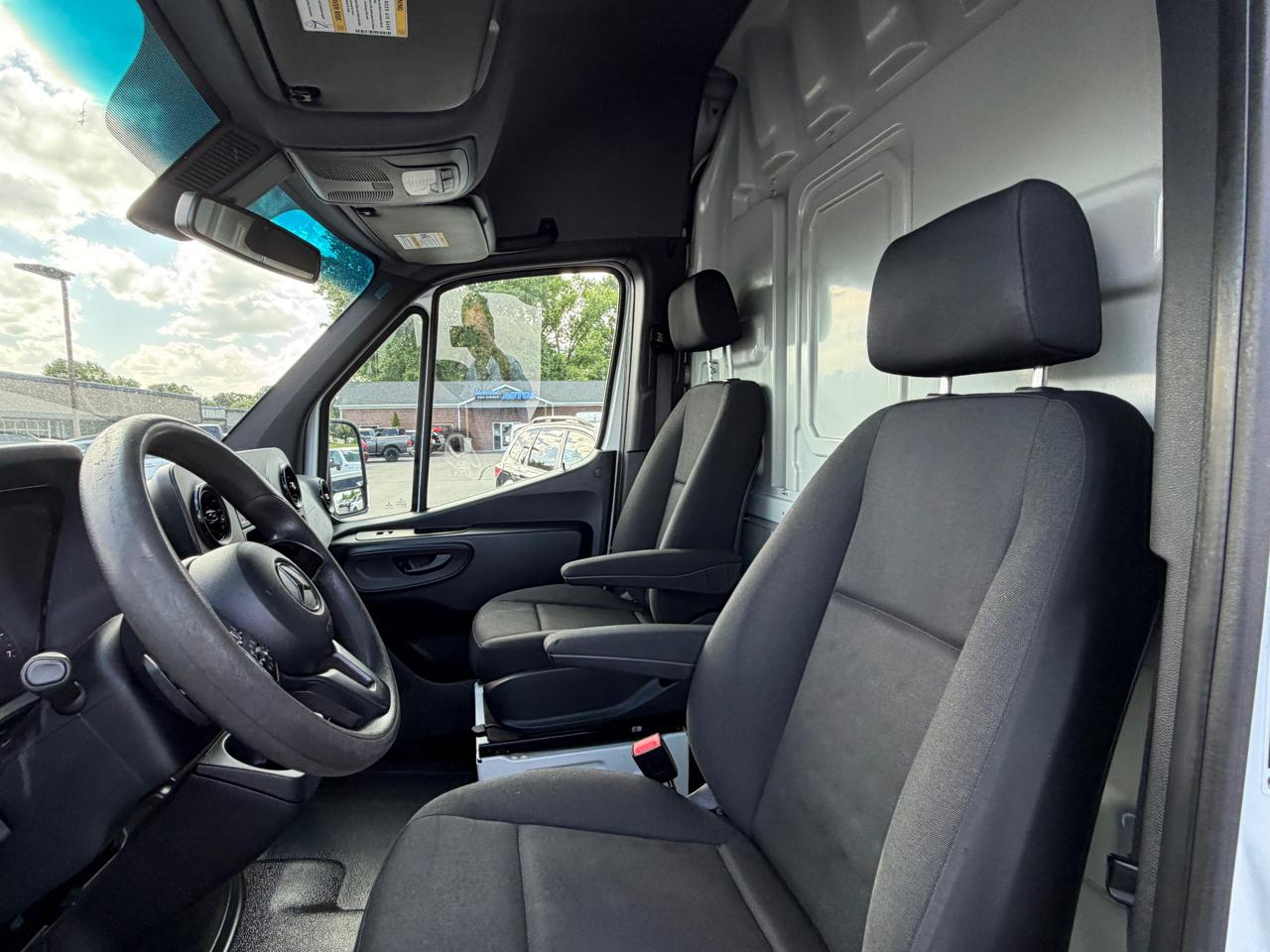 Mercedes-Benz Sprinter Cargo Van 1500 Standard Roof I4 144" RWD 2020