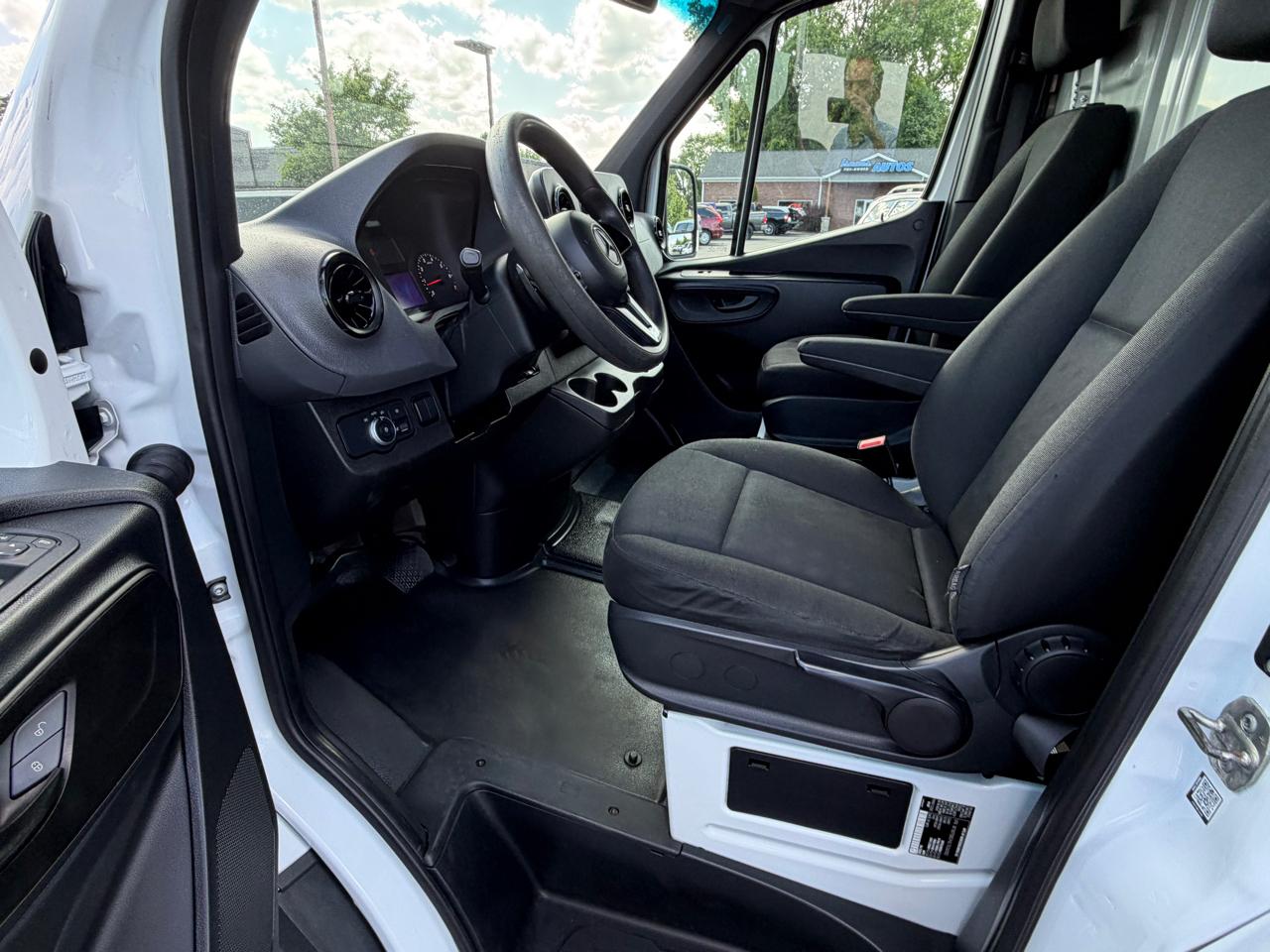 Mercedes-Benz Sprinter Cargo Van 1500 Standard Roof I4 144" RWD 2020