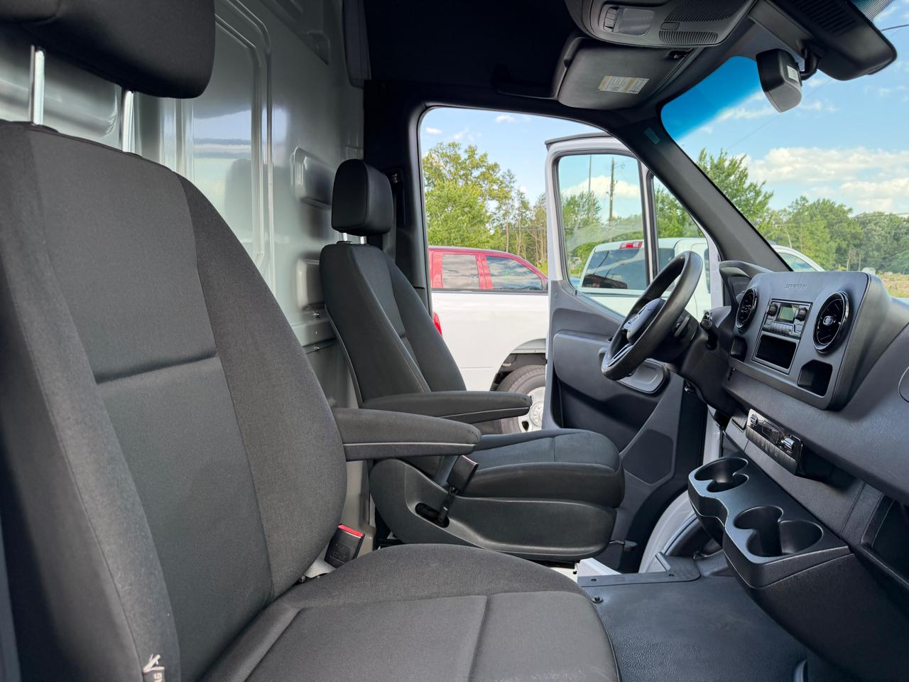 Mercedes-Benz Sprinter Cargo Van 1500 Standard Roof I4 144" RWD 2020