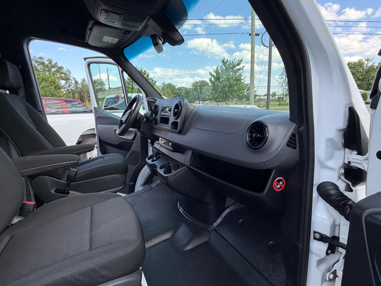 Mercedes-Benz Sprinter Cargo Van 1500 Standard Roof I4 144" RWD 2020