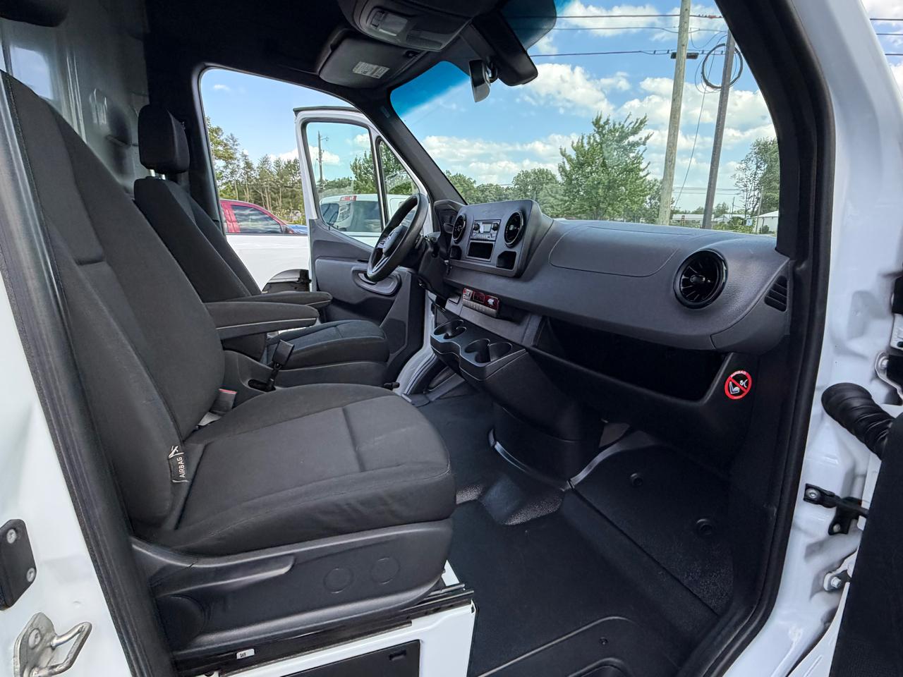 Mercedes-Benz Sprinter Cargo Van 1500 Standard Roof I4 144" RWD 2020