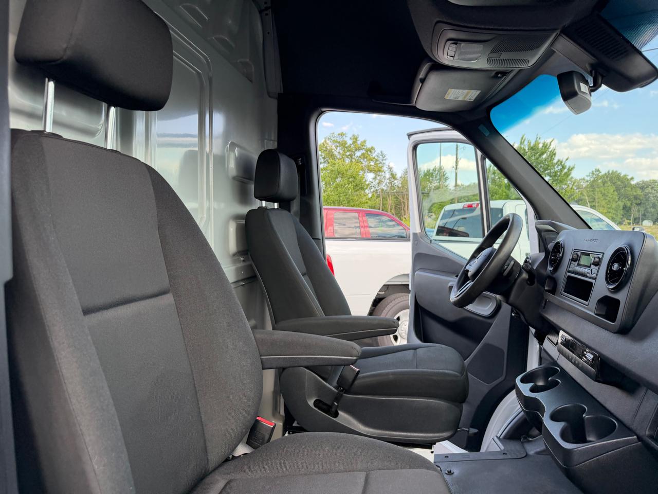 Mercedes-Benz Sprinter Cargo Van 1500 Standard Roof I4 144" RWD 2020